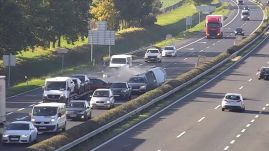 Kamera rögzítette, ahogy fékezés nélkül rohant a kocsisorba egy romániai autó