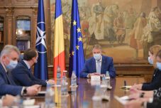 Szigorítják a korlátozásokat az oltatlanokkal szemben, hétfőtől két hét kényszervakációt rendelnek el