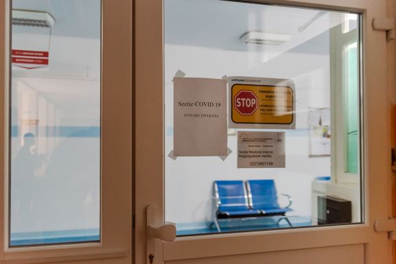 Csaknem 20 ezer koronavírus-fertőzött személyt ápolnak a romániai kórházakban