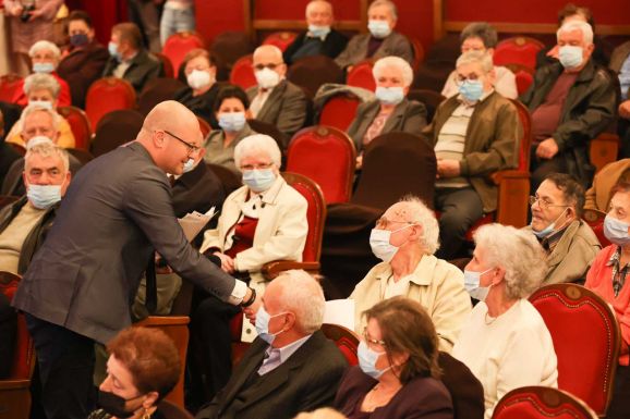 Arany- és gyémántlakodalmasokat ünnepelt a szatmári önkormányzat