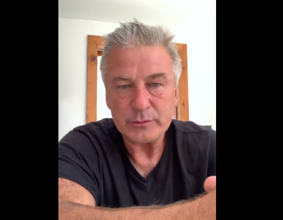 Alec Baldwin egy kellékfegyverrel agyonlőtte legújabb filmjének operatőrjét
