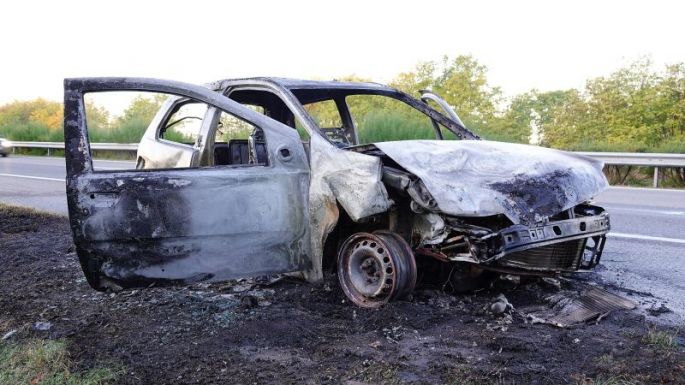 Kigyulladt egy romániai autó az M5-ös autópályán