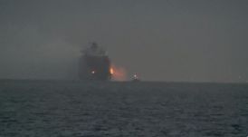 Mérgező gáz szivárog egy égő teherhajóból Észak-Amerika nyugati partvidékén