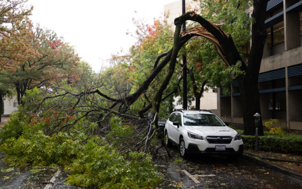 Sárlavinákat, áradásokat és havazást okoz egy vihar Kaliforniában