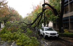 Sárlavinákat, áradásokat és havazást okoz egy vihar Kaliforniában