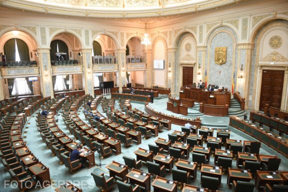 „Átment” a szenátuson a diákoktól pénzt kérő tanárok bírságolását előíró tervezetet