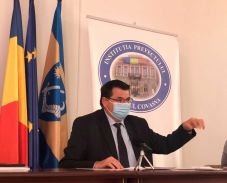 Kifakadt az oltásellenes orvosokra a háromszéki prefektus