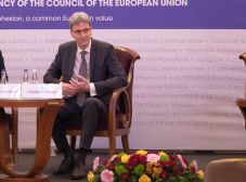 Iohannis kitüntette, majd nyugdíjazta tanácsosát, aki történetesen Ludovic Orban testvére