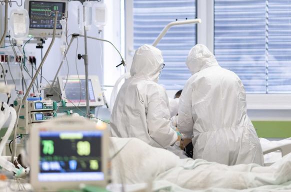 Újabb három koronavírusos beteget szállítottak át Lengyelországba