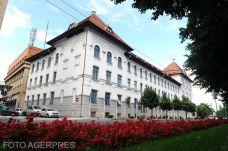 A kormány segít a bajban lévő önkormányzatoknak, de takarékosságra inti őket