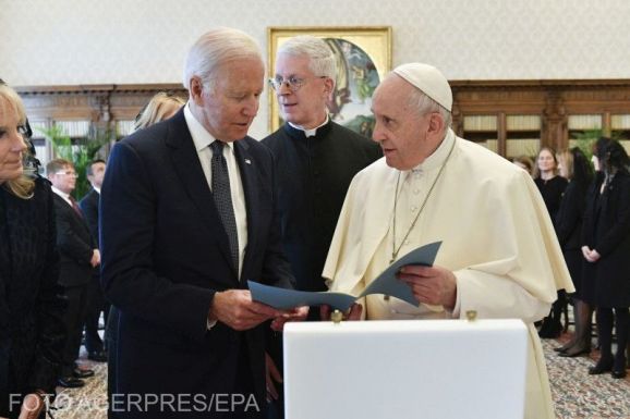 Ferenc pápa fogadta a G20-csúcstalálkozóra Rómába érkezett amerikai elnököt
