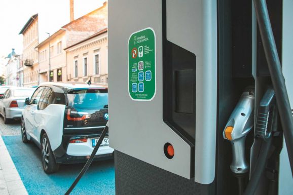 Tánczos Barna: 18 ezer elektromosautó-töltőállomást építhetnek a helyi önkormányzatok