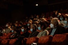 Legyen-e kötelező a védettségi igazolvány a színészeknek? Van, ahol már az