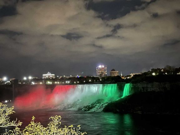Piros-fehér-zöldben pompázott a Niagara