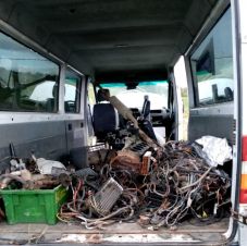 Illegális autóbontót számolt fel a háromszéki Környezetőrség