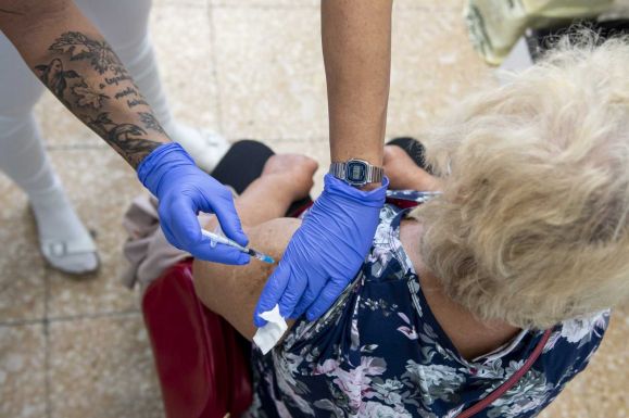 Csak tizenegyezer személyt oltottak be az elmúlt 24 órában