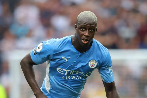 Továbbra is őrizetben marad a ManCity nemi erőszakkal vádolt focistája