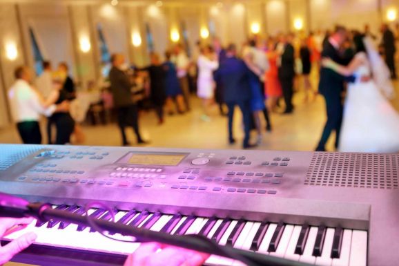 Azt hitték, jó ötlet: egy településnyi ember bulizott egy Szatmár megyei esküvőn 