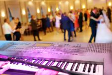 Azt hitték, jó ötlet: egy településnyi ember bulizott egy Szatmár megyei esküvőn 