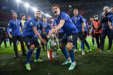 Pályán a magyarok és a románok, világcsúcsot állíthat be az olasz válogatott