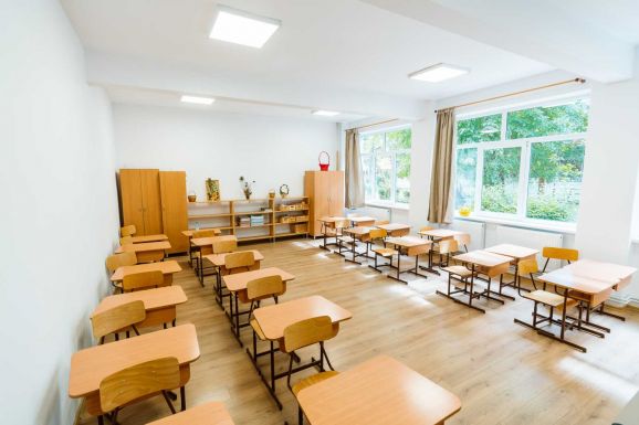 Új sportpálya és modern épület várja a diákokat a Waldorf iskolában Marosvásárhelyen