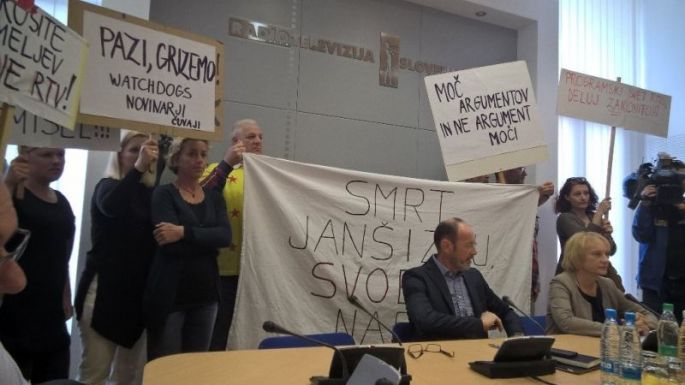 Oltásellenesek törtek be a szlovén köztévé stúdiójába