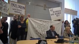 Oltásellenesek törtek be a szlovén köztévé stúdiójába