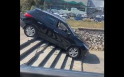 Csak fogjuk a fejünket: lépcsőn hajtott le autójával egy konstancai sofőr