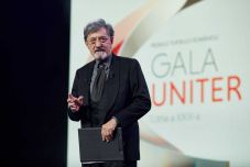 Caramitru nevét viseli ezentúl a Bukaresti Nemzeti Színház nagyterme