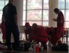 Nem zavartatták magukat az emberek, amikor egy idős férfi mellettük fuldoklott