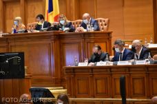 Bizalmatlansági indítvány: a PNL vitatja az aláírások hitelességét, az USR–PLUS és az AUR szerint ez cselfogás