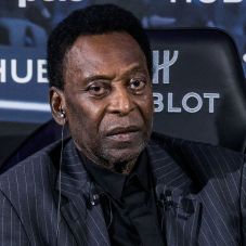 Megműtötték Pelét daganatos megbetegedése miatt