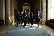 FRISSÍTVE – Benyújtották lemondásukat az USR–PLUS miniszterei, Cseke Attila lehet az ideiglenes egészségügyi tárcavezető