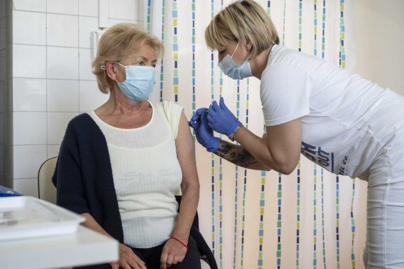 Tízezernél kevesebben oltakoztak be az elmúlt 24 órában
