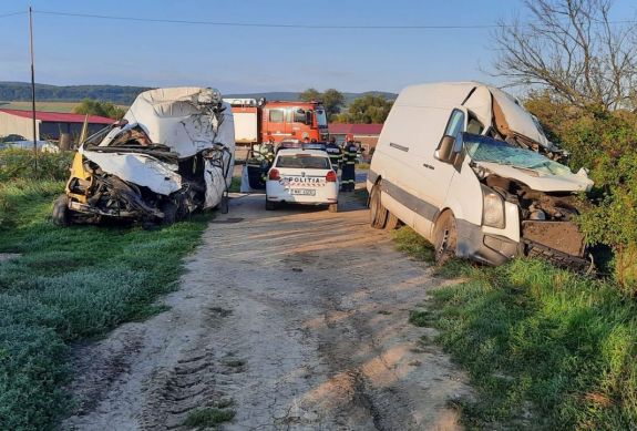 Ketten meghaltak, hárman megsérültek, miután összeütközött két furgon Székelyvaján