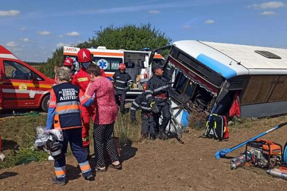 FRISSÍTVE: Autóbuszbaleset Biharban: tizenkilenc személy megsérült, kettő állapota válságos