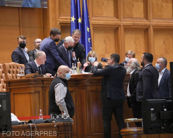 Botrány a parlamentben: az USR–PLUS és az AUR kéz a kézben okozott cirkuszt a plénum előtt