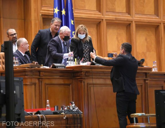 Bűnvádi panaszt tesz Florin Roman képviselőházi alelnök az USR–PLUS és az AUR ellen