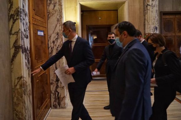 FRISSÍTVE – Menesztette a kormányfő az USR–PLUS államtitkárait