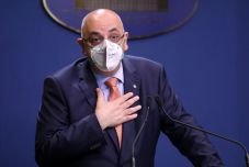 Arafat: aki tüneteket észlel magán, ne menjen dolgozni, viseljen maszkot, teszteljen