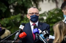 A tanügyminiszter „normális tanévet” szeretne próbavizsgákkal és dolgozatokkal