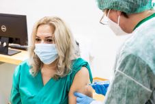 Itt vannak a részletek: az augusztus 31-e után oltottak kaphatnak élelmiszer-utalványt