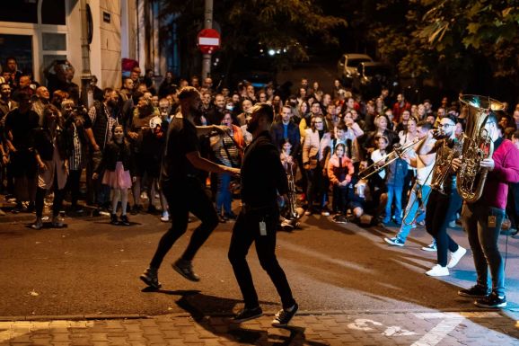 Utcazenészek lepték el Marosvásárhely utcáit: megnéztük, milyen a hangulat