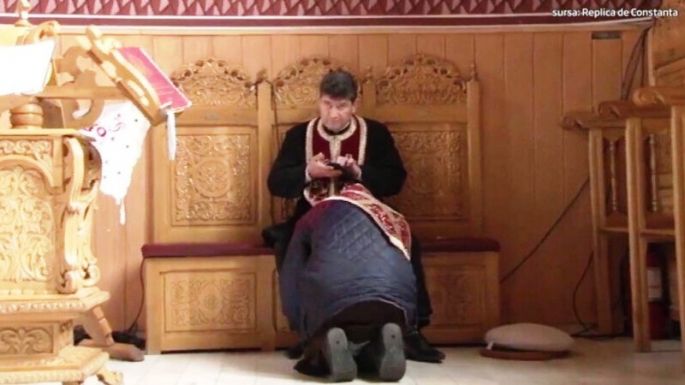 A gyóntatás közben telefonozó pap a tengerpart egyik legnagyobb befektetője lett