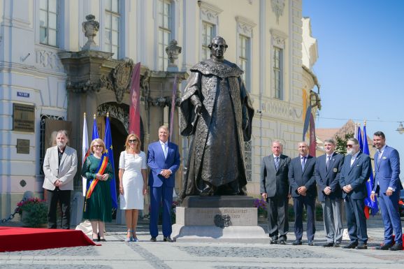 Leleplezték Nagyszeben főterén Samuel von Brukenthal szobrát