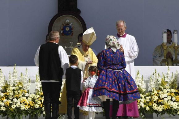 Szent István és Szent Erzsébet bátorságát és hitét emelte ki Ferenc pápa a zárómisén