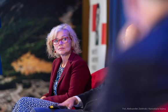 Biró Rozália szerint segíteni kell a bajba jutottakon, de maradjanak a saját hazájukban