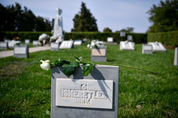 Átadták a nagyszalontai temető felújított hősi parcelláját