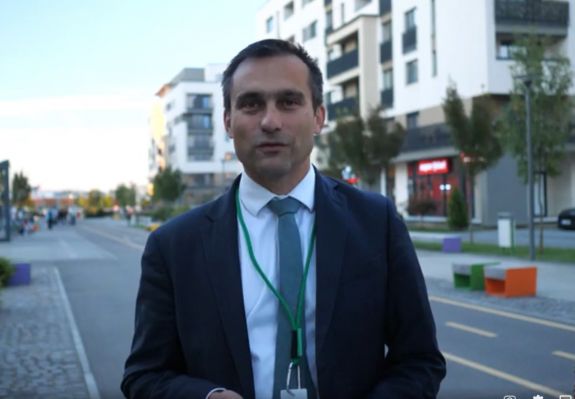 Bocsánatot kért Brassó polgármestere, mert gyalogátkelőn parkolt