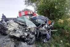 Fának csapódott autójával és életét veszítette egy nő Nagylaknál